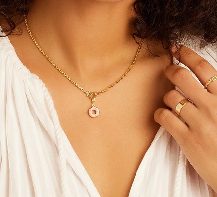 925 Sterling Gümüşlü Altın Kaplama Tasarım Gökkuşağı Renkli Küçük Pembe Donut Büyü Kolye