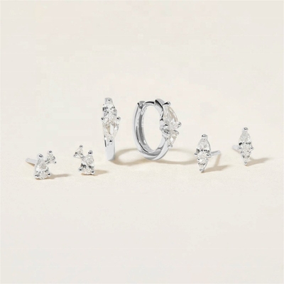 Modaya uygun 18K Altın Kaplama Beyaz Kübik Zirkon 925 Sterling Gümüş Stud & Huggies Set Küpe