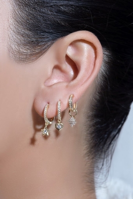 Altın kaplamalı Mini Dangle Heart CZ Huggie küpeleri Görünüşüne bir dokunuş daha ekleyin