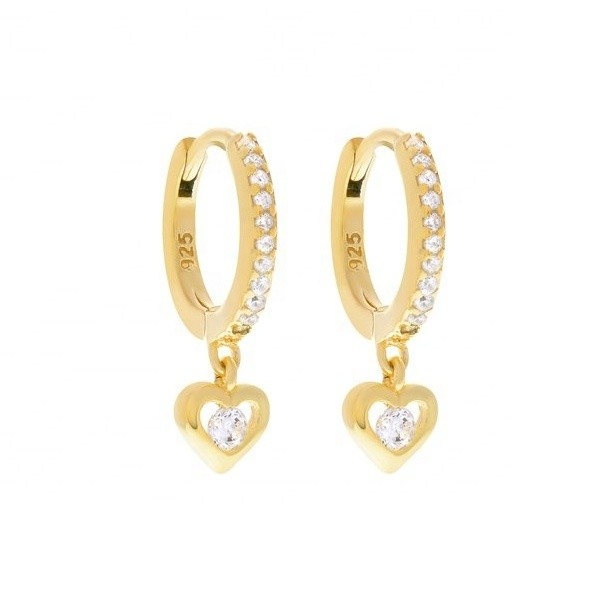 Altın kaplamalı Mini Dangle Heart CZ Huggie küpeleri Görünüşüne bir dokunuş daha ekleyin