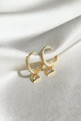 Altın kaplamalı Mini Dangle Heart CZ Huggie küpeleri Görünüşüne bir dokunuş daha ekleyin