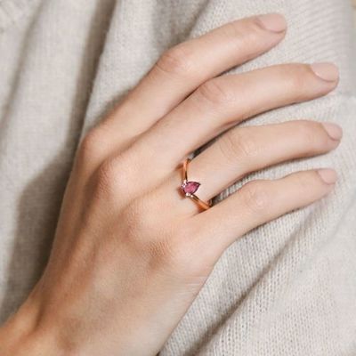 Gül Altını 925 Sterling Gümüş Pear Cut Mor Sapphire Kavisli Yüklenebilir Yüzük