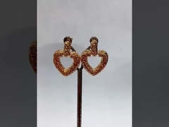 Kalp kucakları küpesi