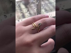 Saf 925 ayar gümüşten üretilen bu tasarım, olağanüstü parlaklık ve cilt dostu özellik sunar.